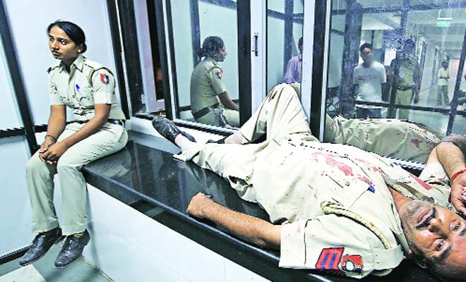 Chandigarh Police Constables thrashed by 8 youth snatchers