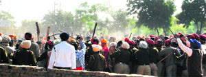 Five injured in a Clash between Dera Sirsa followers and Sikh Sangat