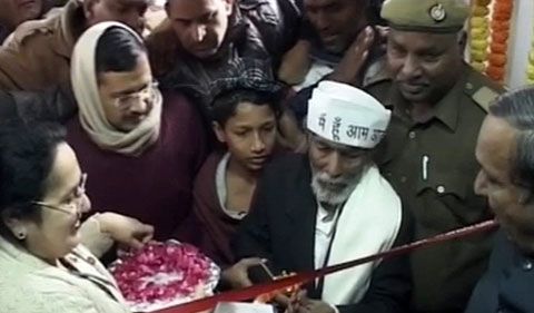 Delhi: Rickshawpuller inaugurates hospital with Arvind Kejriwal by his side