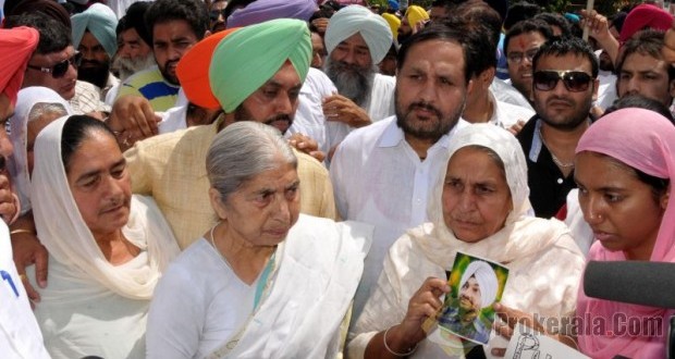 Family members of Bikramjit Singh demonstrate against his murder