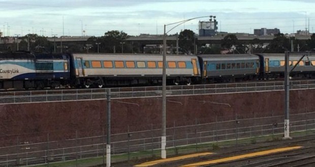 sydney-train-derails