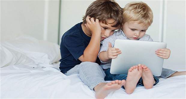 Children_playing_smart-devices