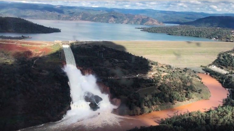 Oroville dam floods california