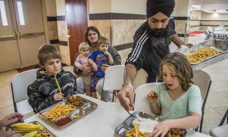 sikhs help oroville evacuee