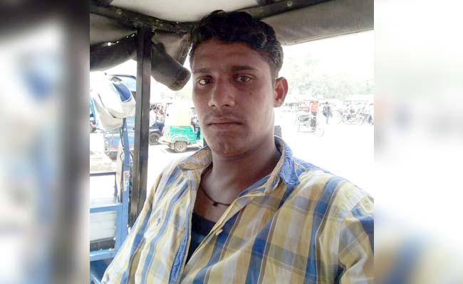 ravinder-kumar-e-rickshaw-driver