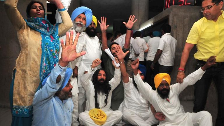 aap-protesting-turbans-tossed