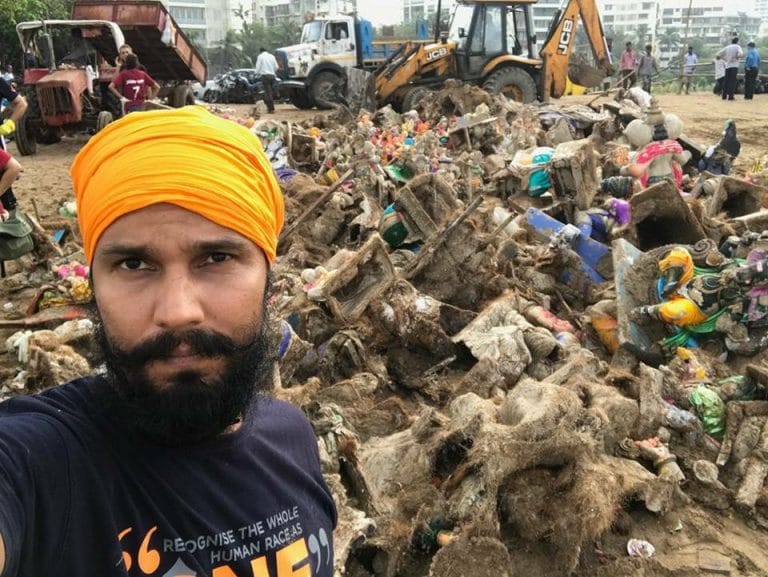 Randeep Hooda joins Khalsa Aid to clean Mumbai Beach after Ganesh Festival