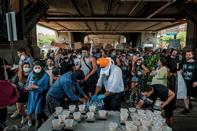 sikhs feed protestors