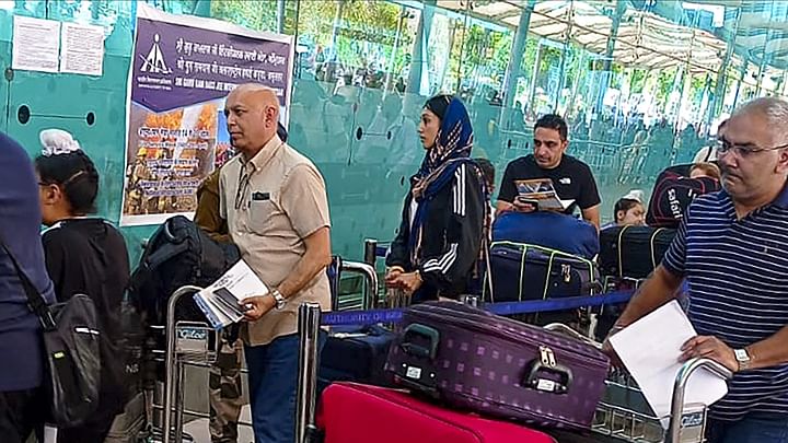 amritpal singh wife kirandeep kaur stopped amritsar airport